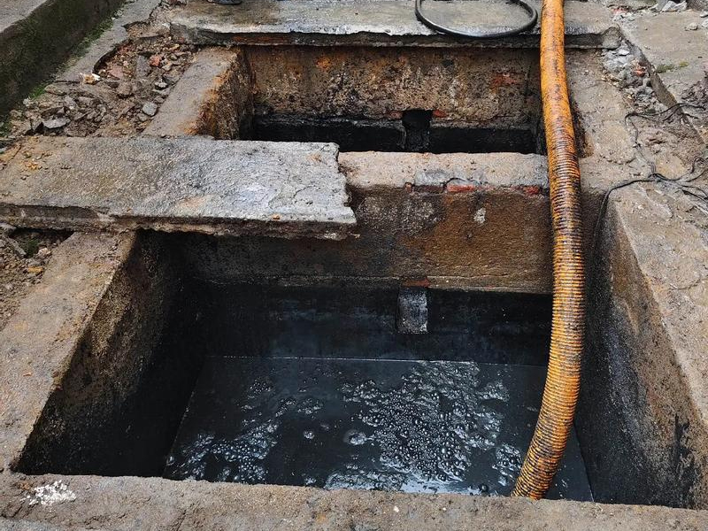 农科院清理化粪池